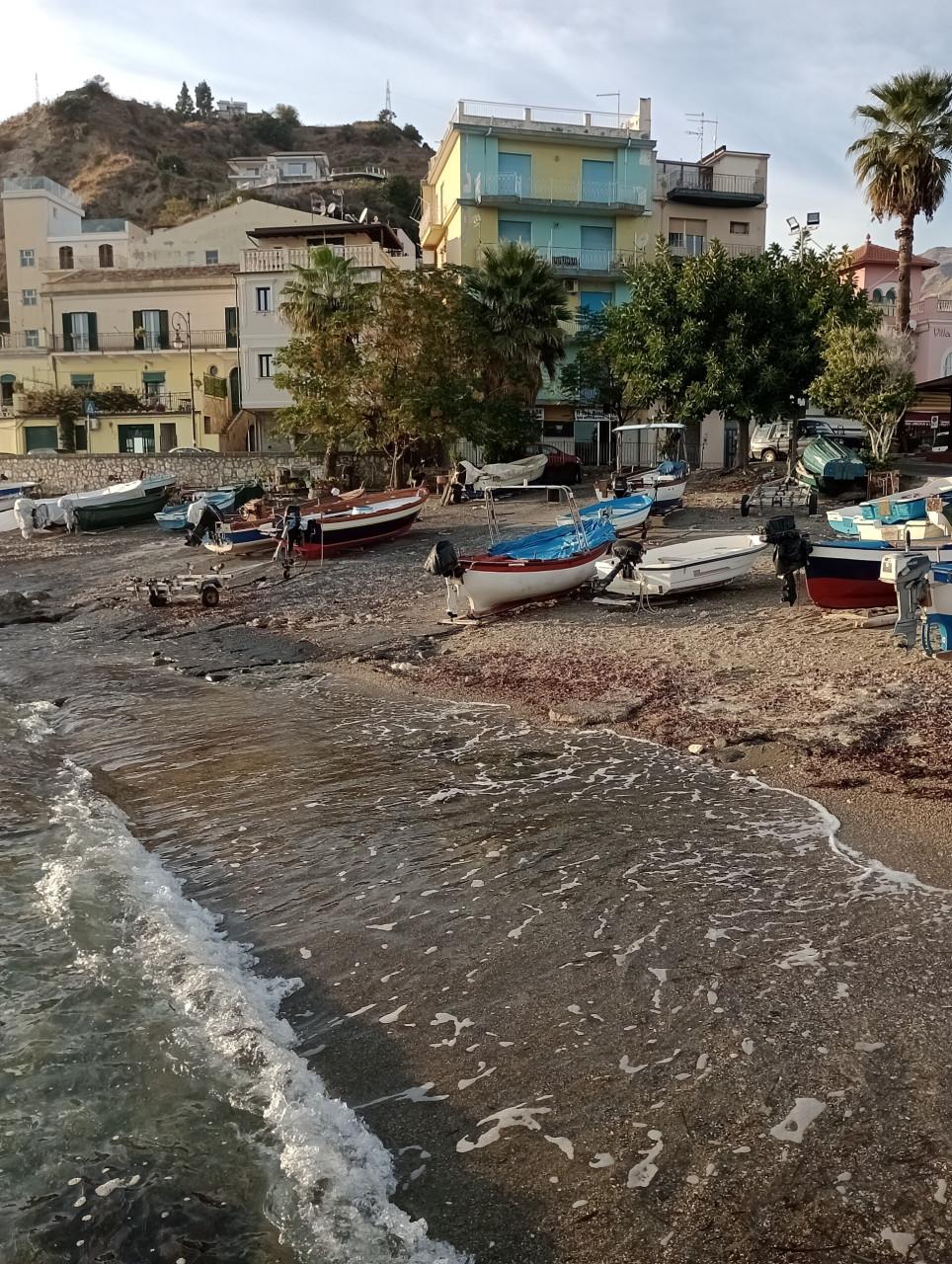 Porticciolo Saya con rocce e barche